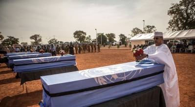 Konflikten i Mali har medført, at mange FN-soldater på fredsbevarende mission i landet har mistet livet. Billedet viser en mindemarkering for fem faldne FN-soldater i 2017. Foto: UN Photo/Harandane Dicko.